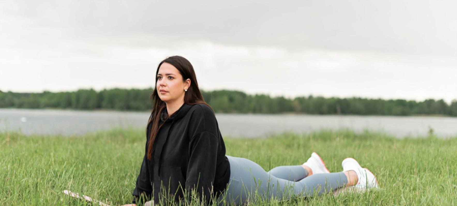 Instructora de yoga en posición de meditación en estudio sereno