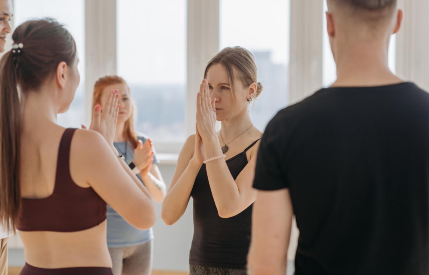 Ambiente de trabajo colaborativo en estudio de yoga con equipo profesional