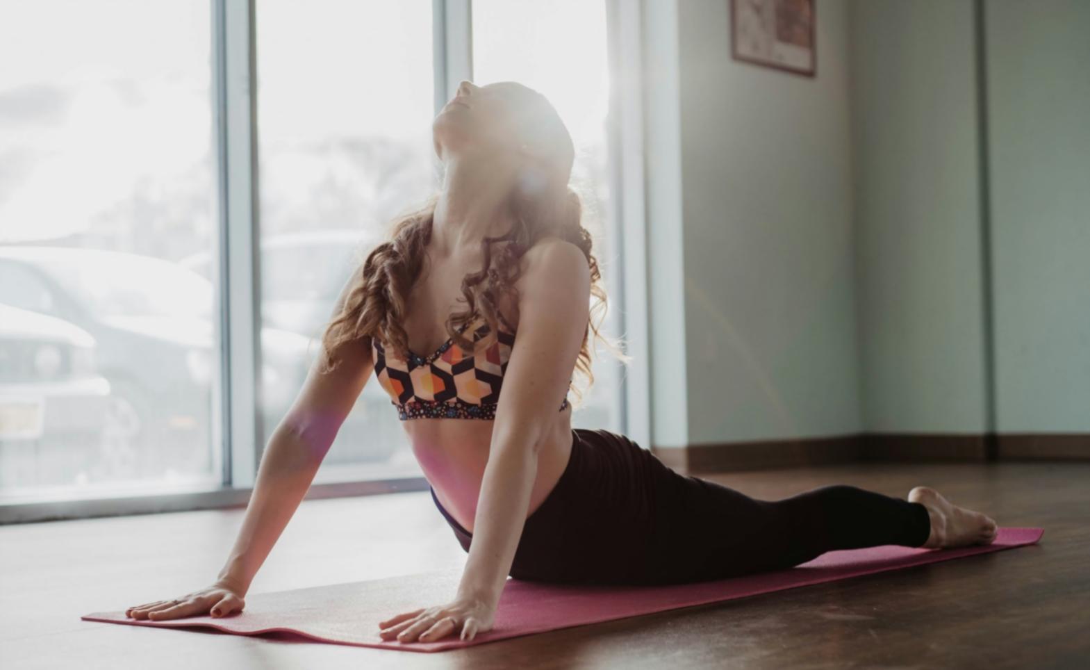 Práctica personalizada de Vinyasa Flow adaptándose a diferentes niveles y necesidades individuales